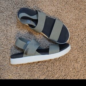 Like New! Keen Elle womens green arch support sandals